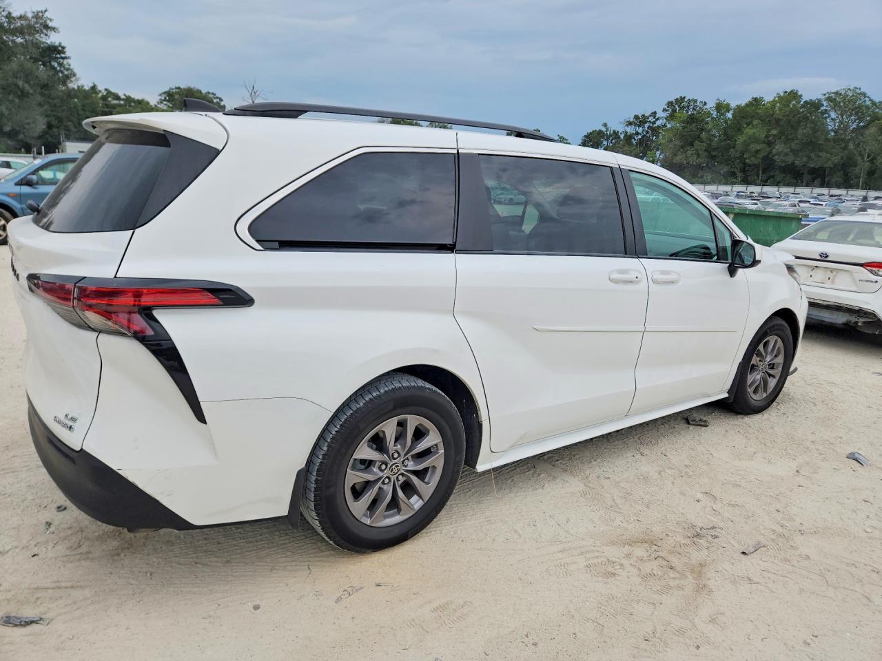 2022 Toyota Sienna Le - Фото 3