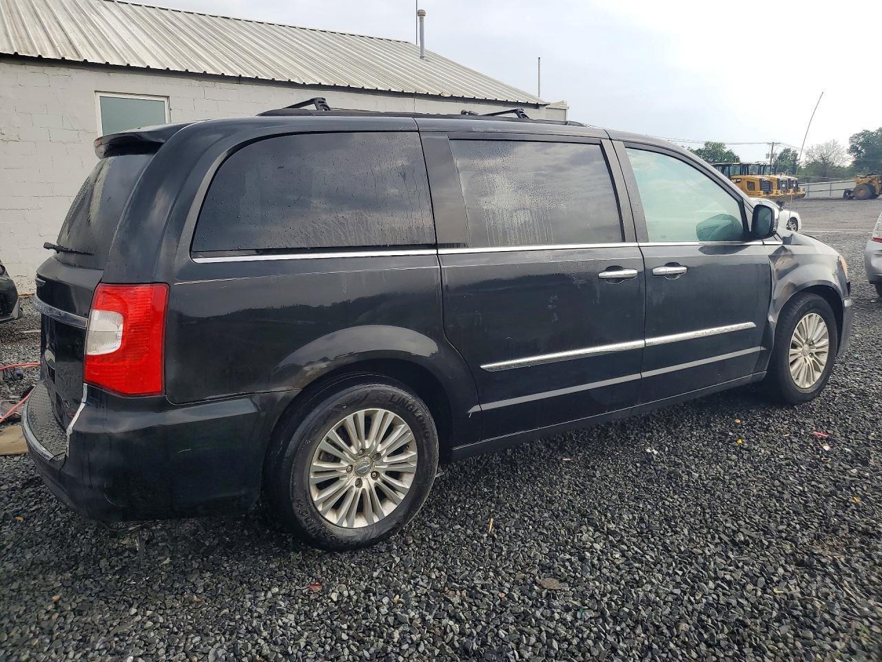 2012 Chrysler Town & Country Touring L - Фото 3