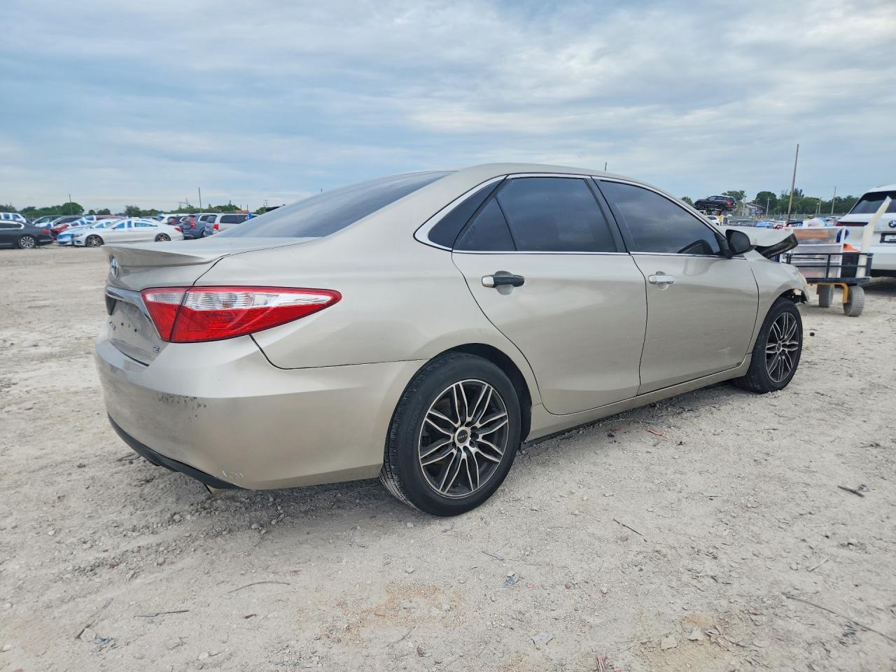2016 Toyota Camry Se - Фото 3