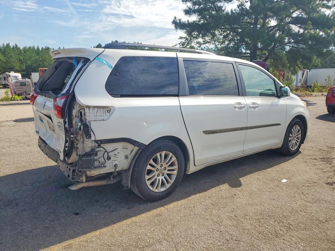 2017 Toyota Sienna Xle 8-Passenger - Фото 3