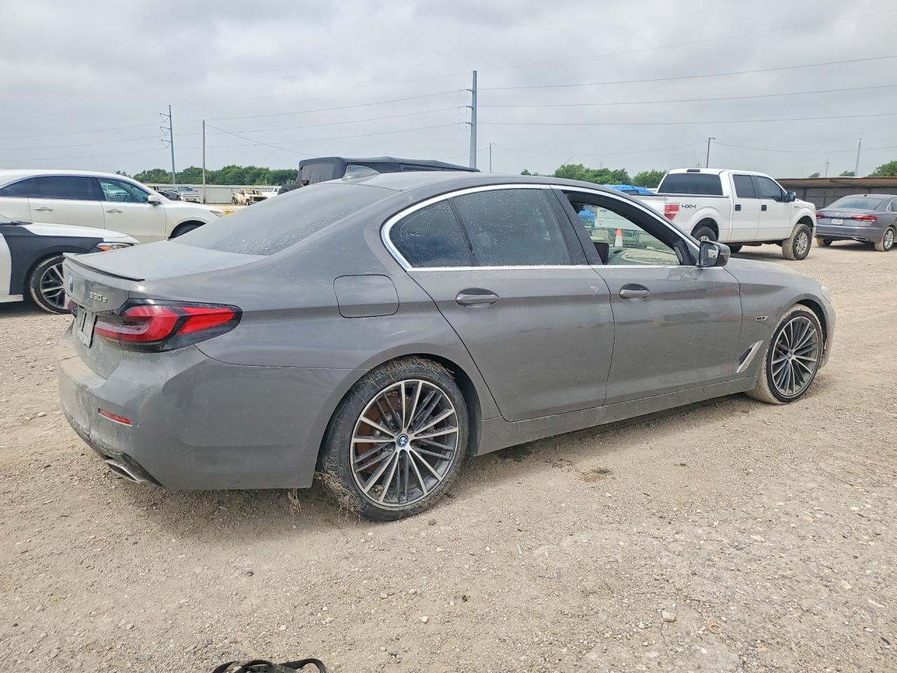 2022 BMW 530E - Image 3