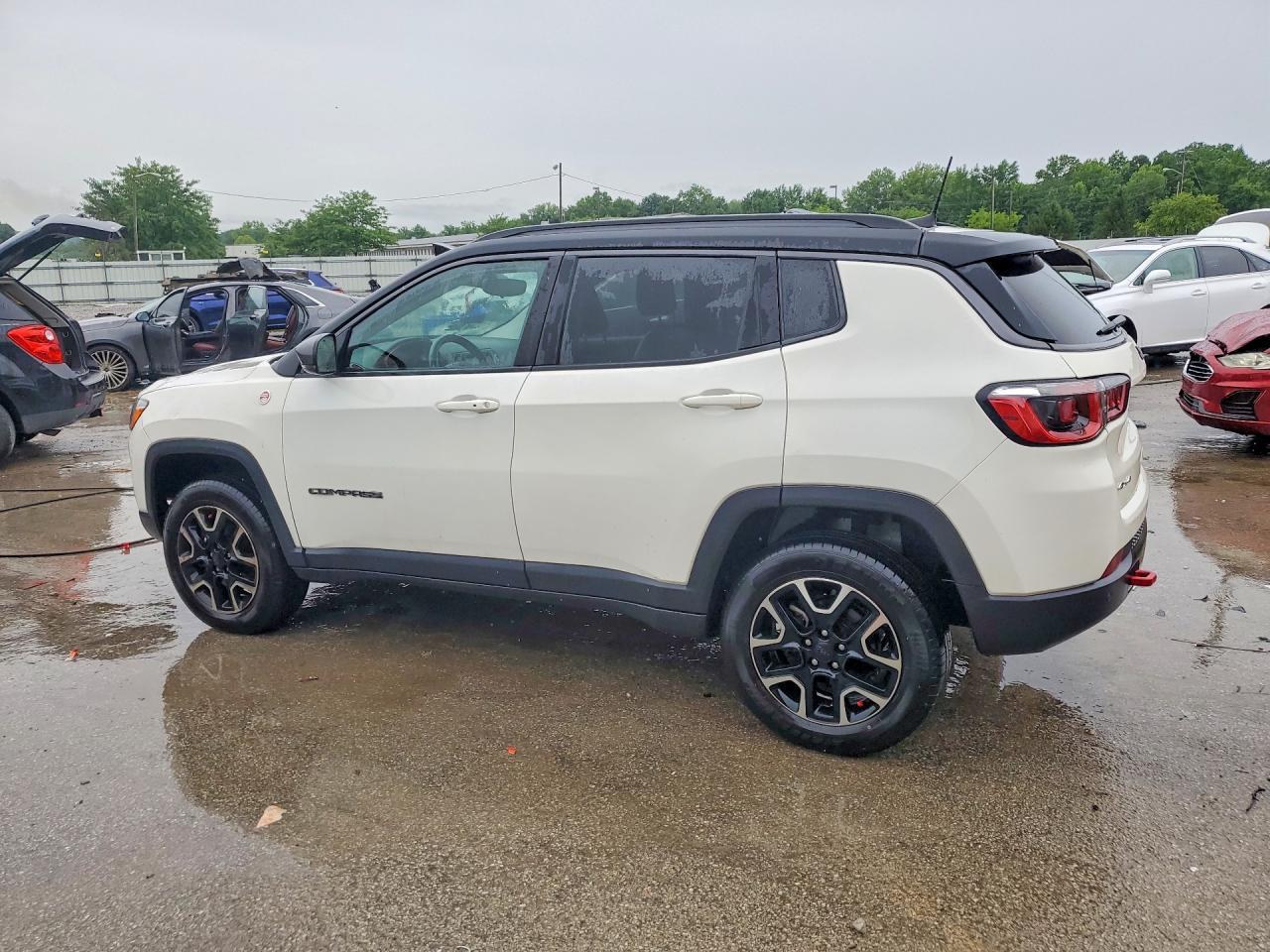 2019 Jeep Compass Trailhawk - Image 2