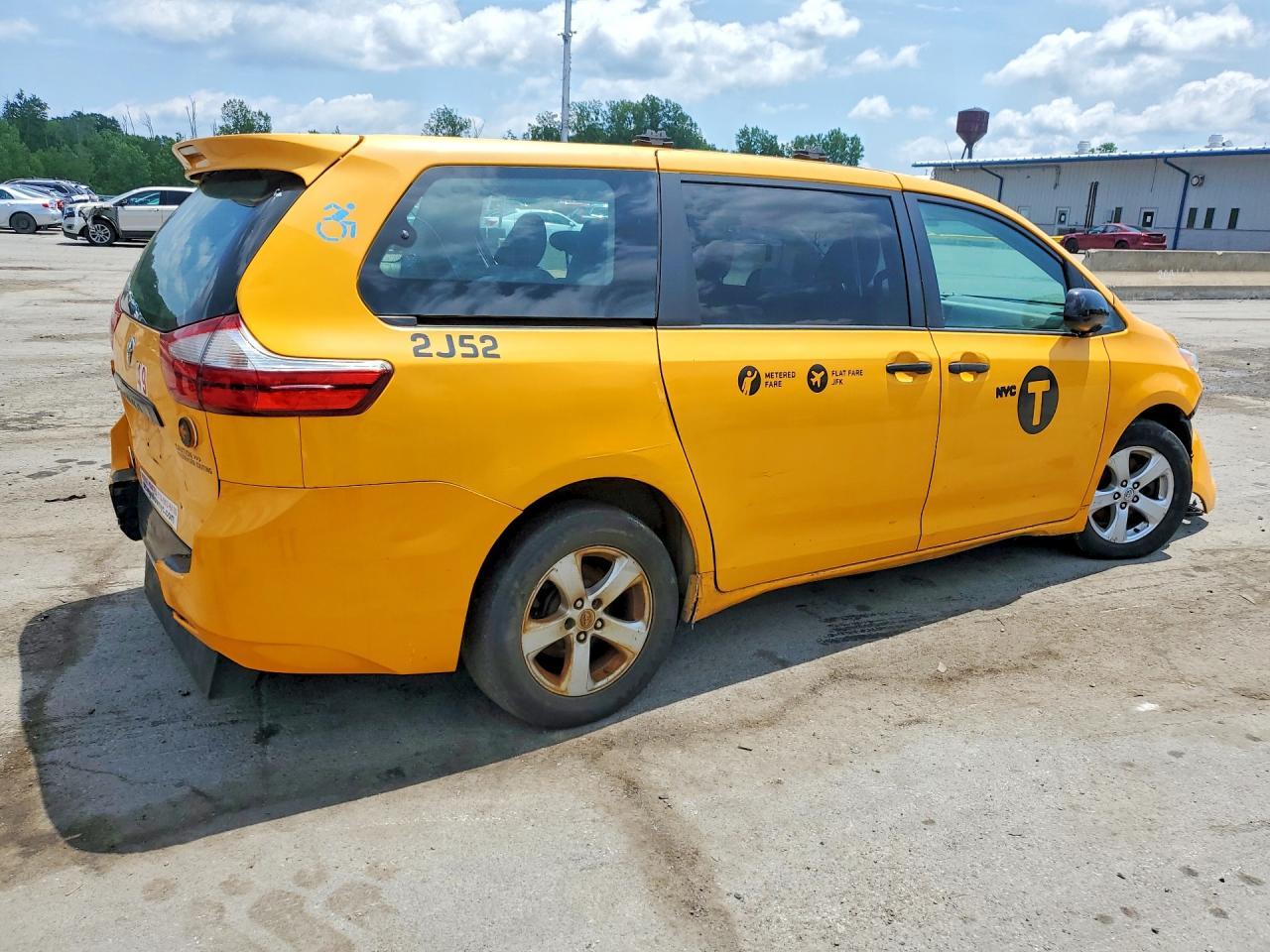 2017 Toyota Sienna L 7-Passenger - Image 3