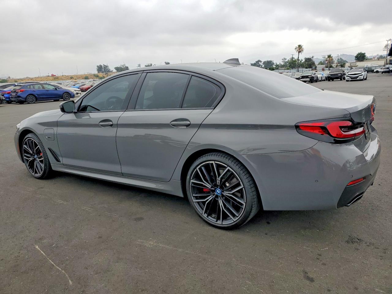2022 BMW 530E - Фото 2