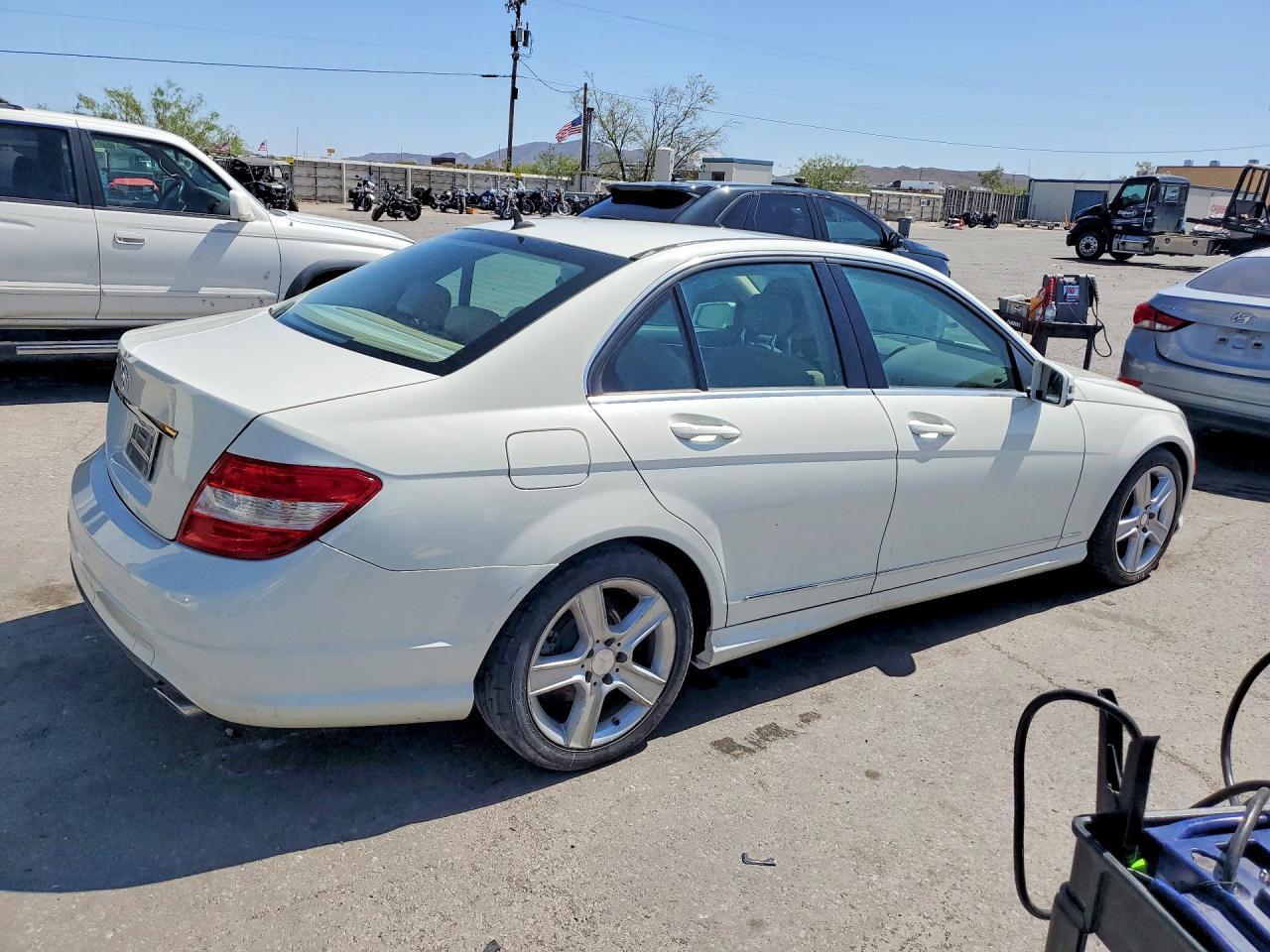 2011 Mercedes-Benz C 300 - Фото 3