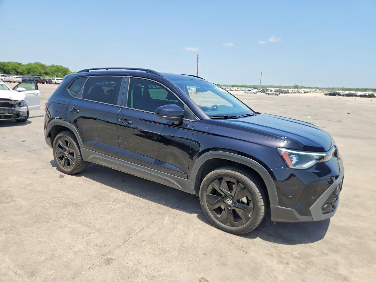 2025 Volkswagen Taos Se Black - Image 4