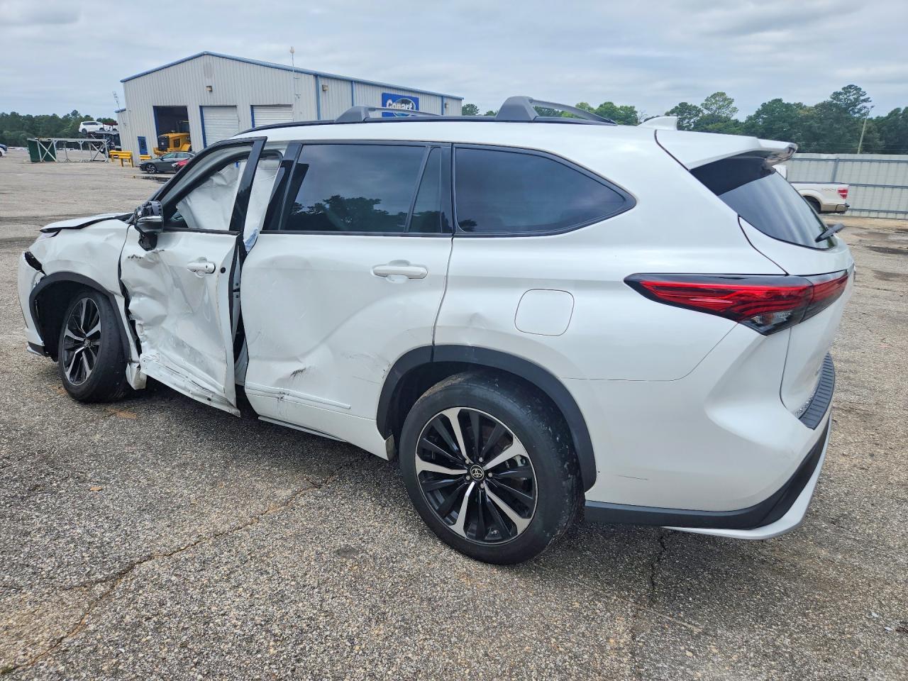 2022 Toyota Highlander Xse - Image 2