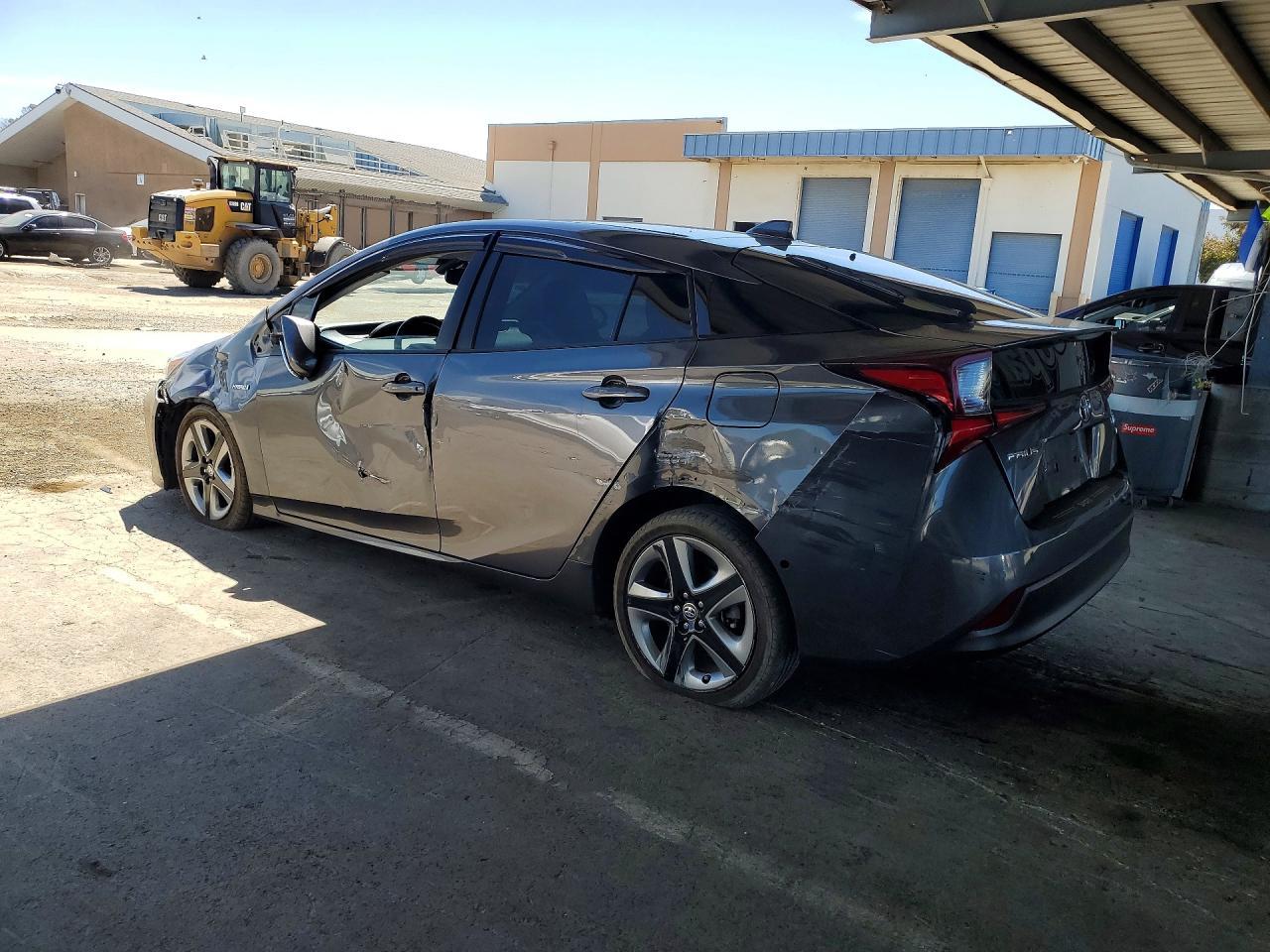 2021 Toyota Prius L Eco - Фото 2