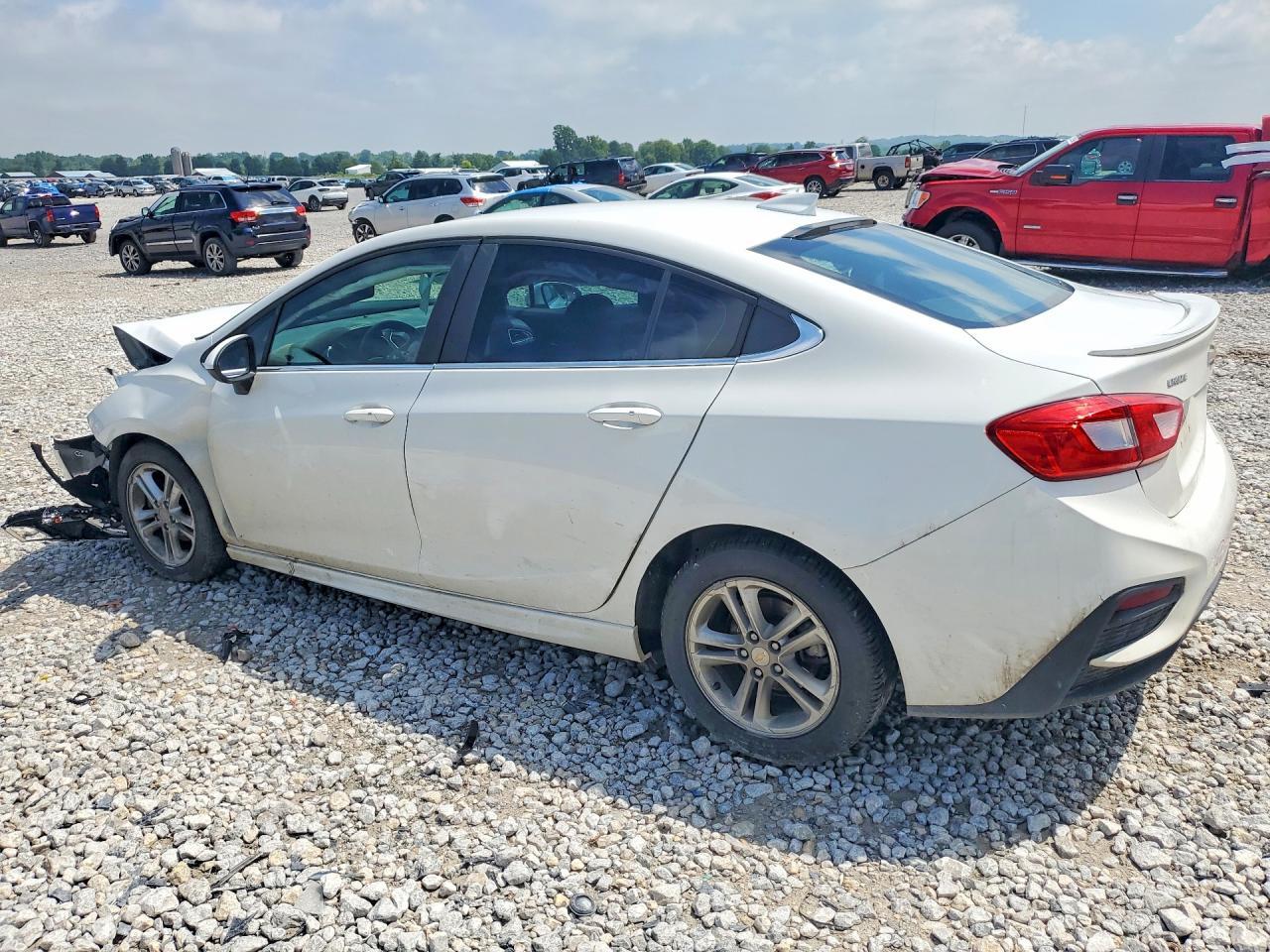 2018 Chevrolet Cruze Lt - Image 2