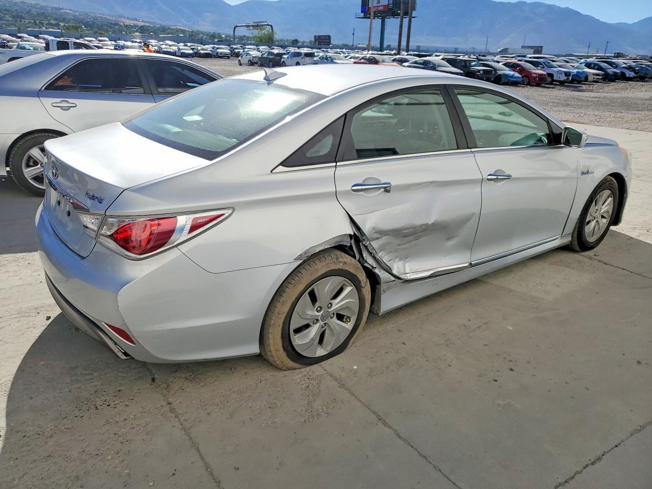2015 Hyundai Sonata Hybrid Base - Image 3