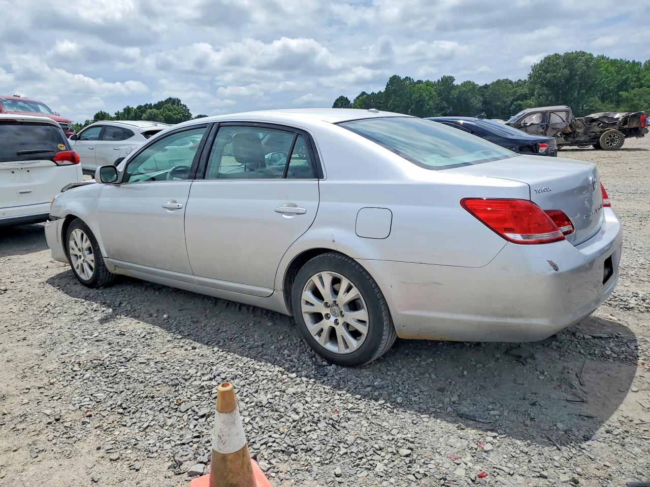 2010 Toyota Avalon Xls - Image 2