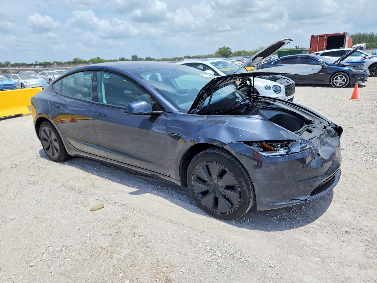 2025 Tesla Model 3 - Фото 4