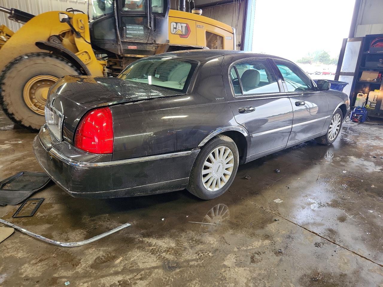 2005 Lincoln Town Car Signature - Image 3