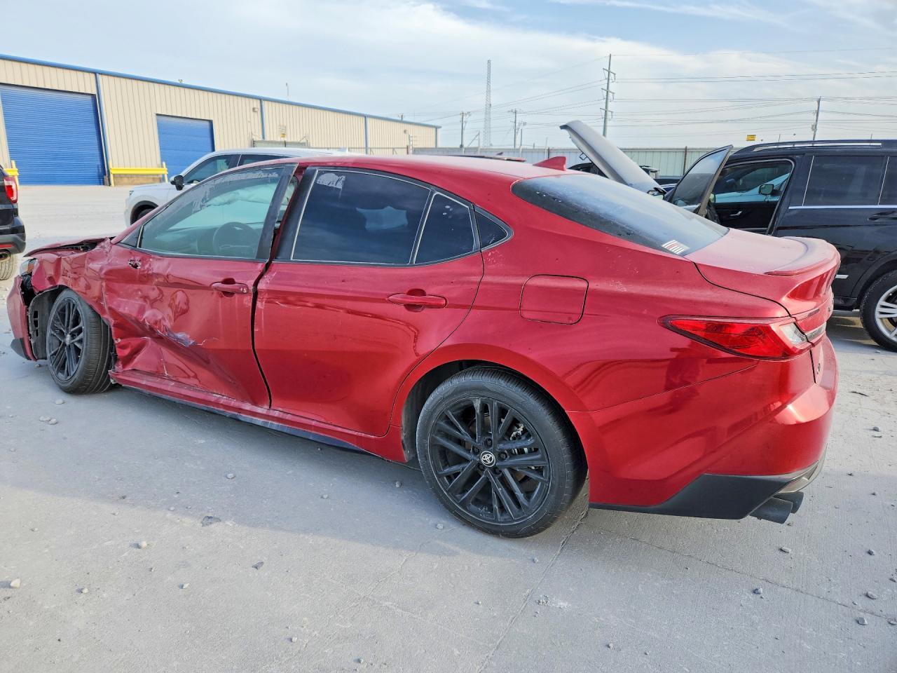 2025 Toyota Camry - Фото 2