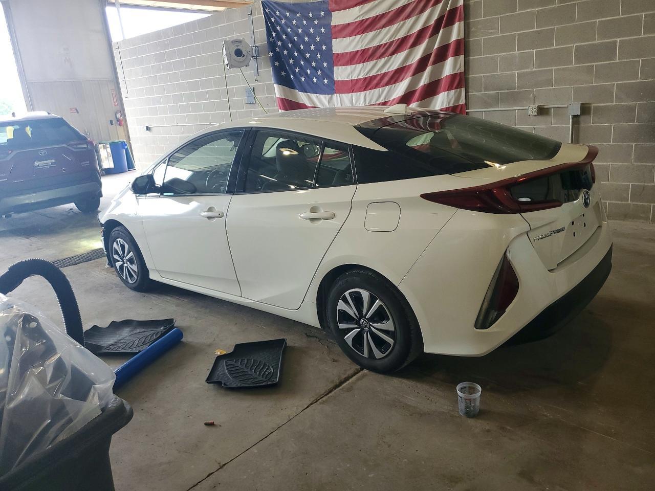 2017 Toyota Prius Prime Plus - Фото 2