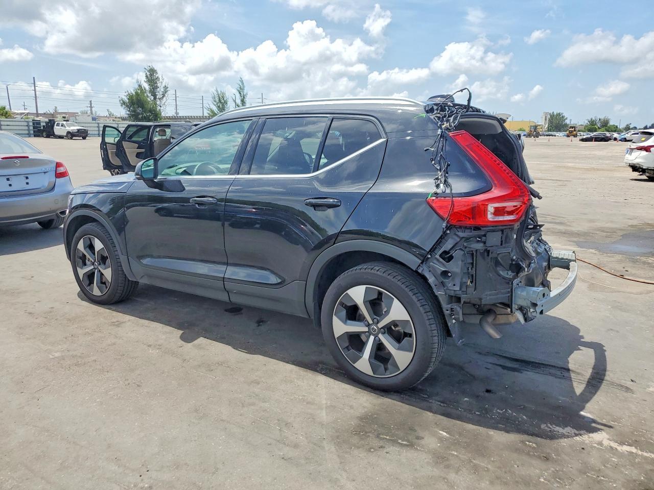 2025 Volvo Xc40 Core - Фото 2