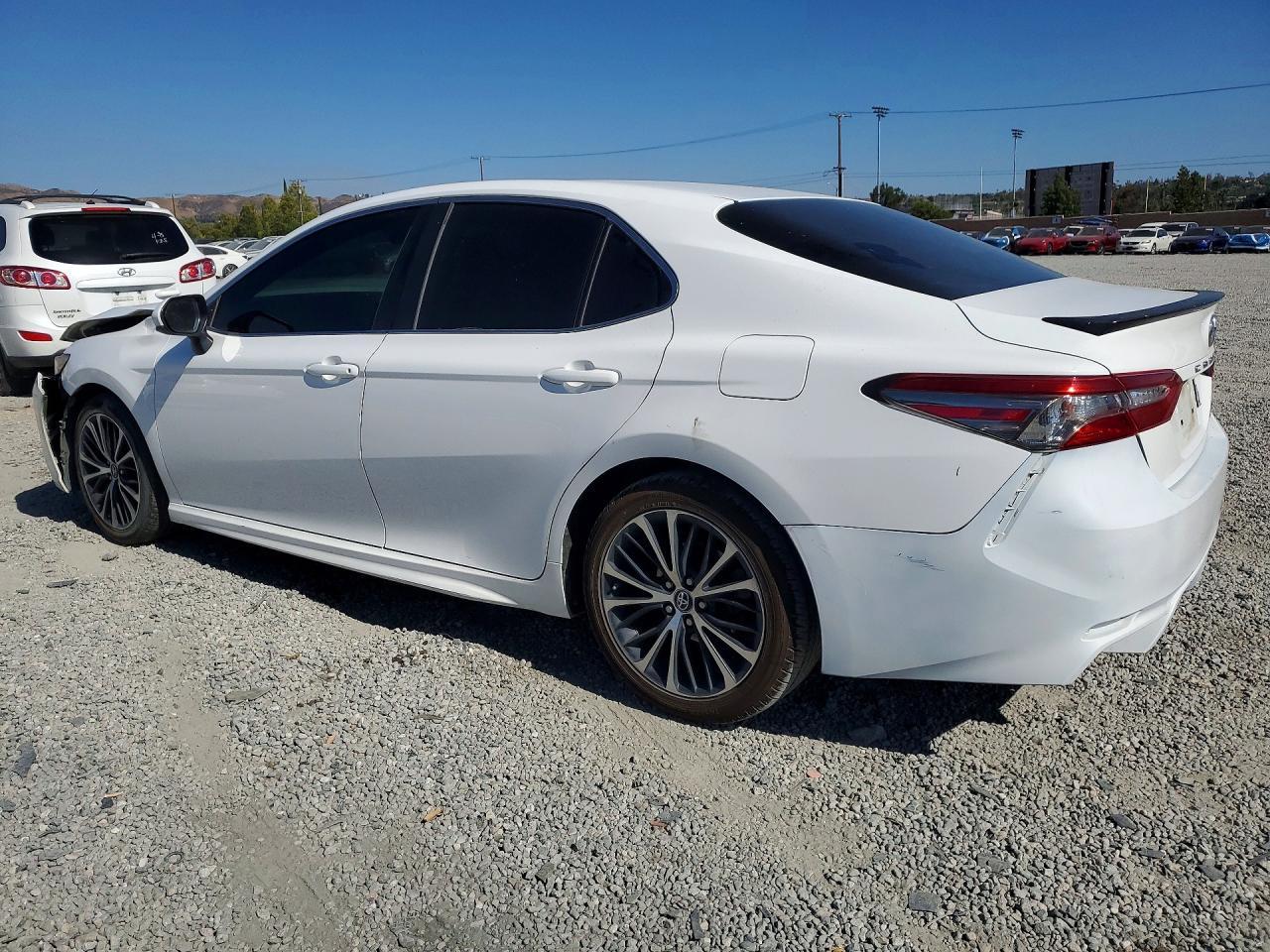 2018 Toyota Camry Se - Фото 2