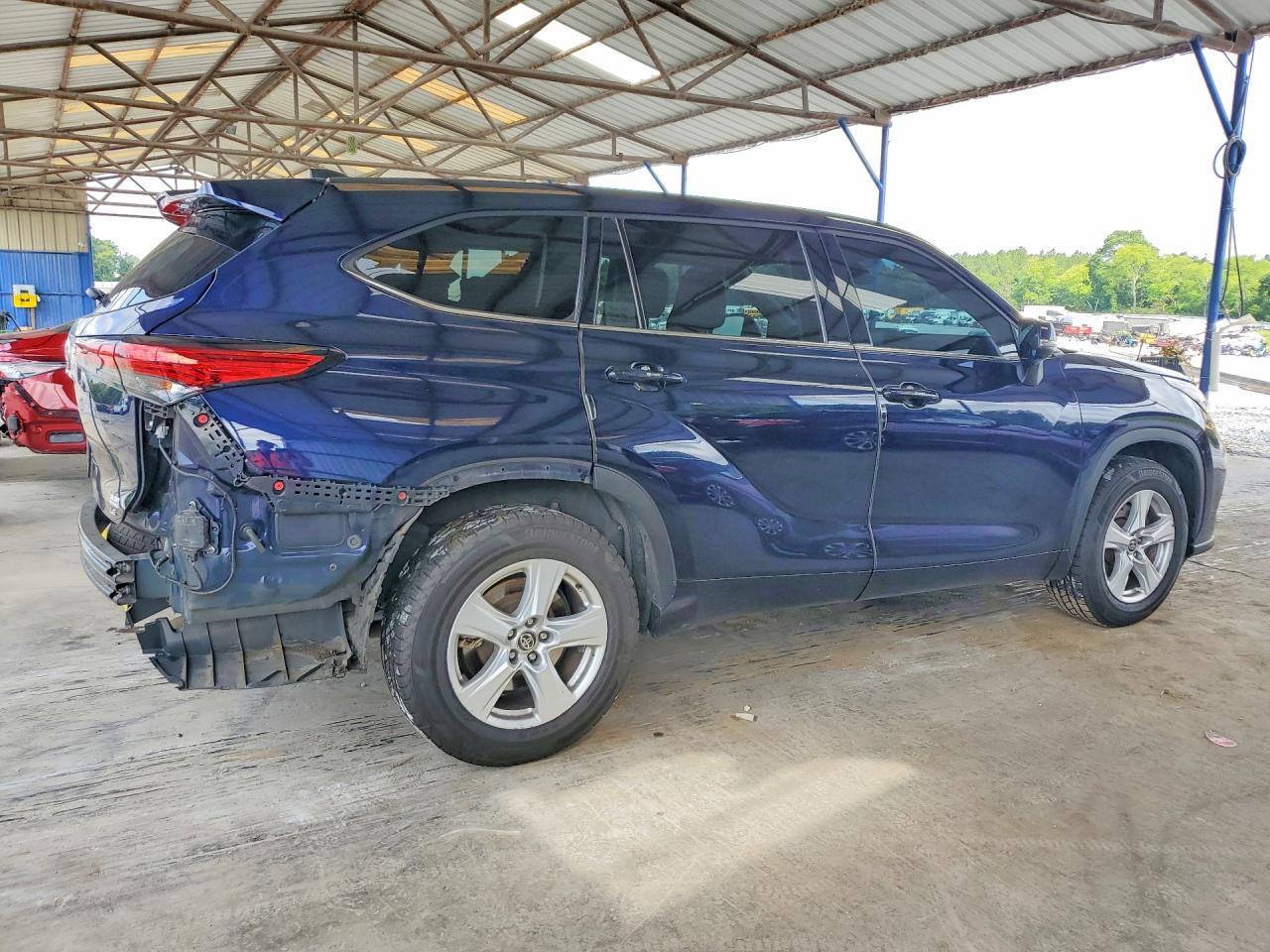 2022 Toyota Highlander Le - Image 3