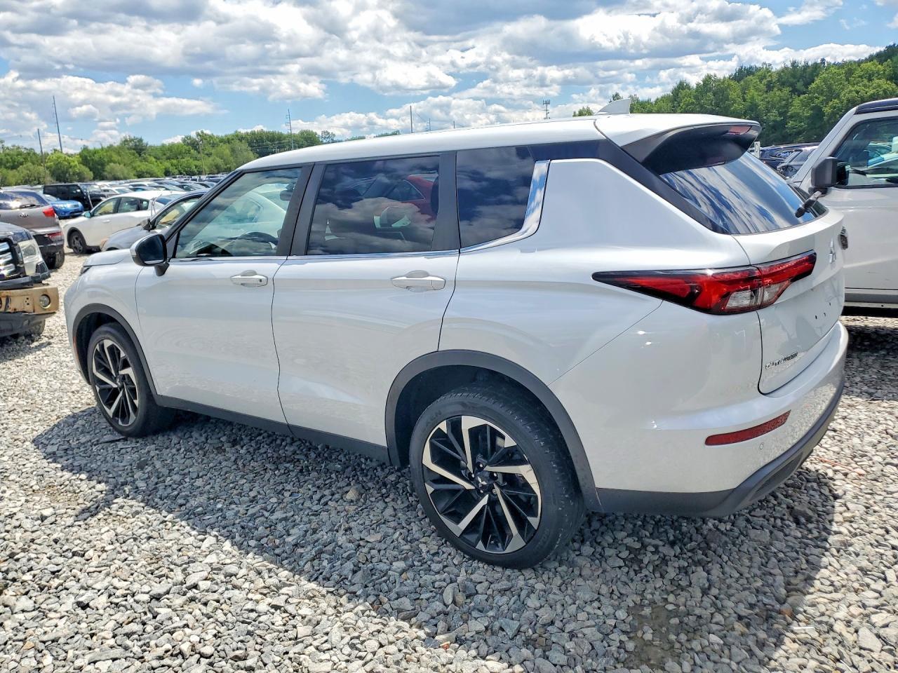 2022 Mitsubishi Outlander Es - Фото 2