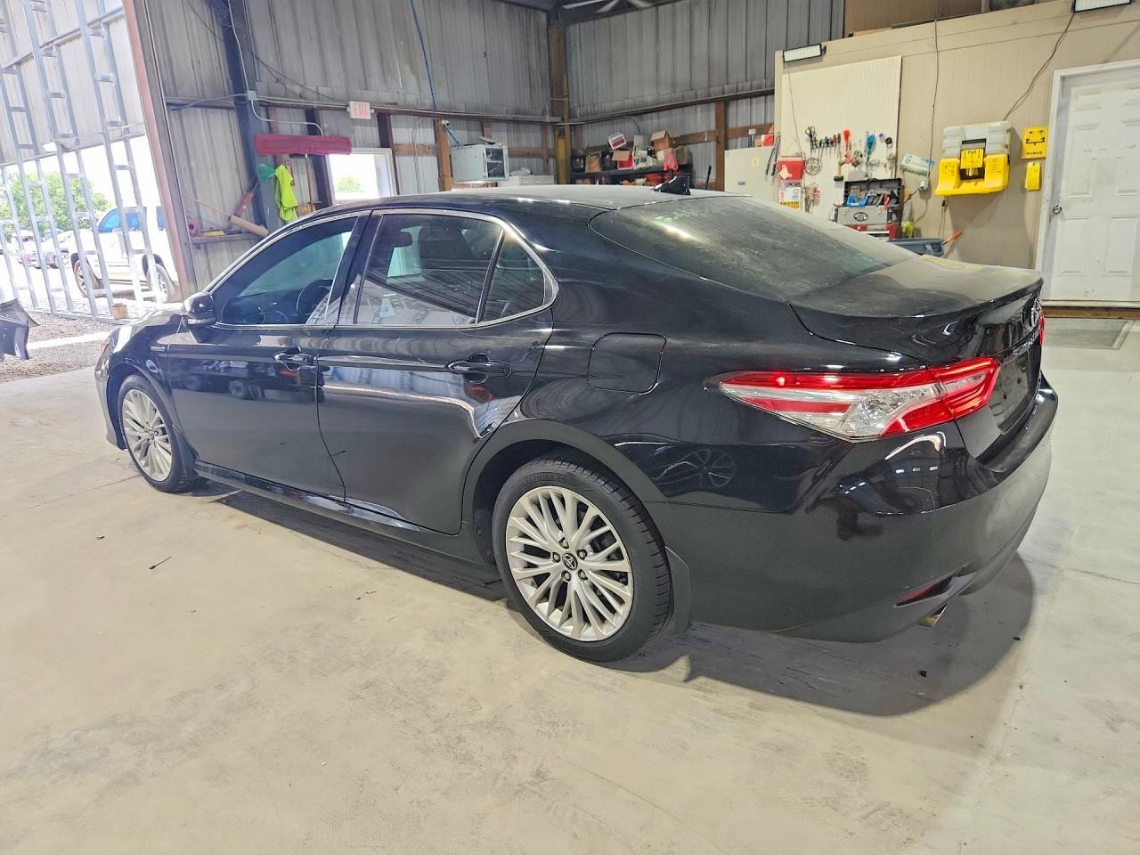2020 Toyota Camry Hybrid Xle - Фото 2