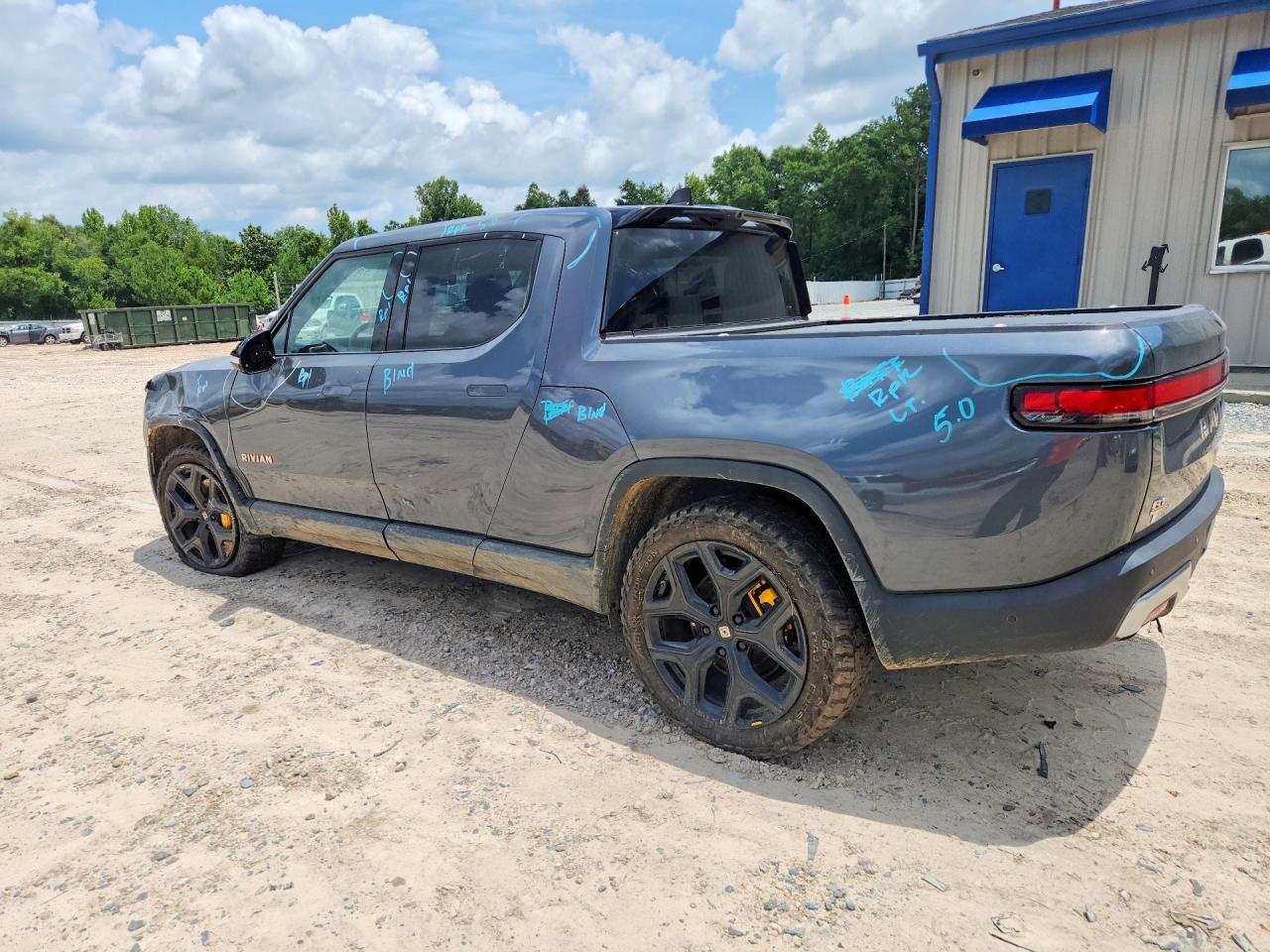 2023 Rivian R1T Adventure - Фото 2
