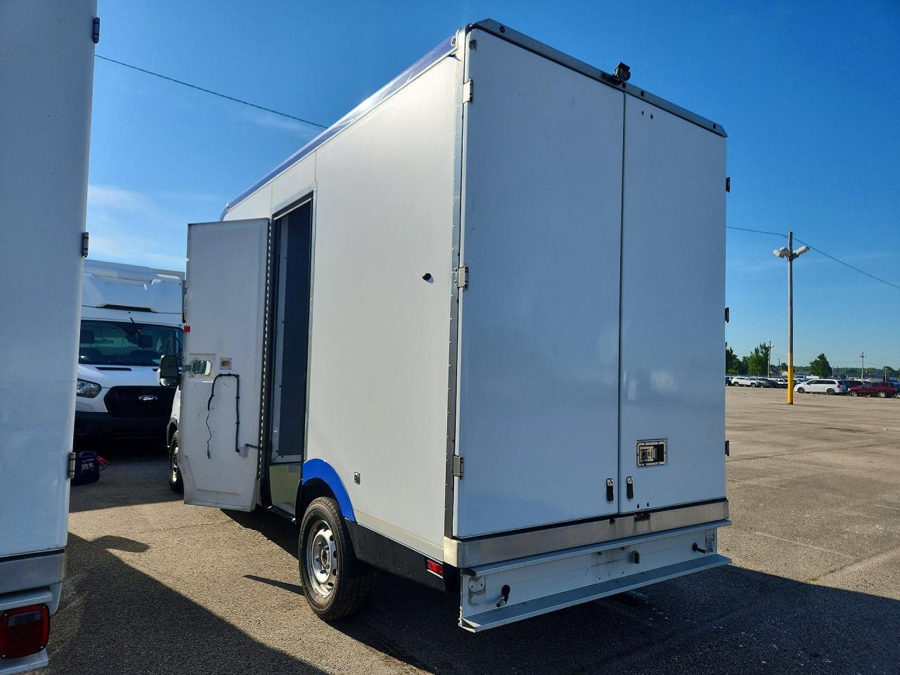 2022 Ford Transit Delivery Truck - Фото 2
