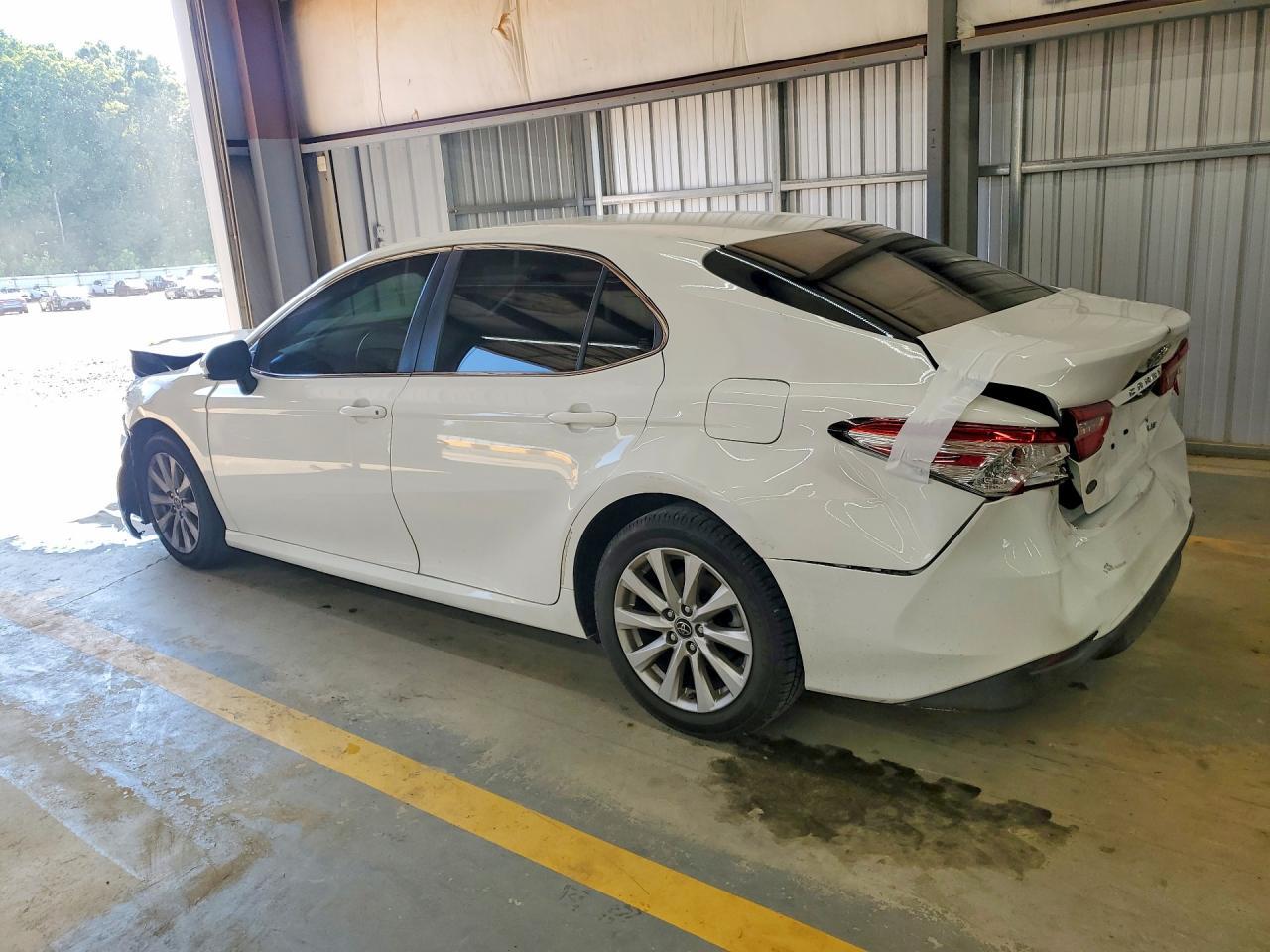 2018 Toyota Camry Le - Фото 2
