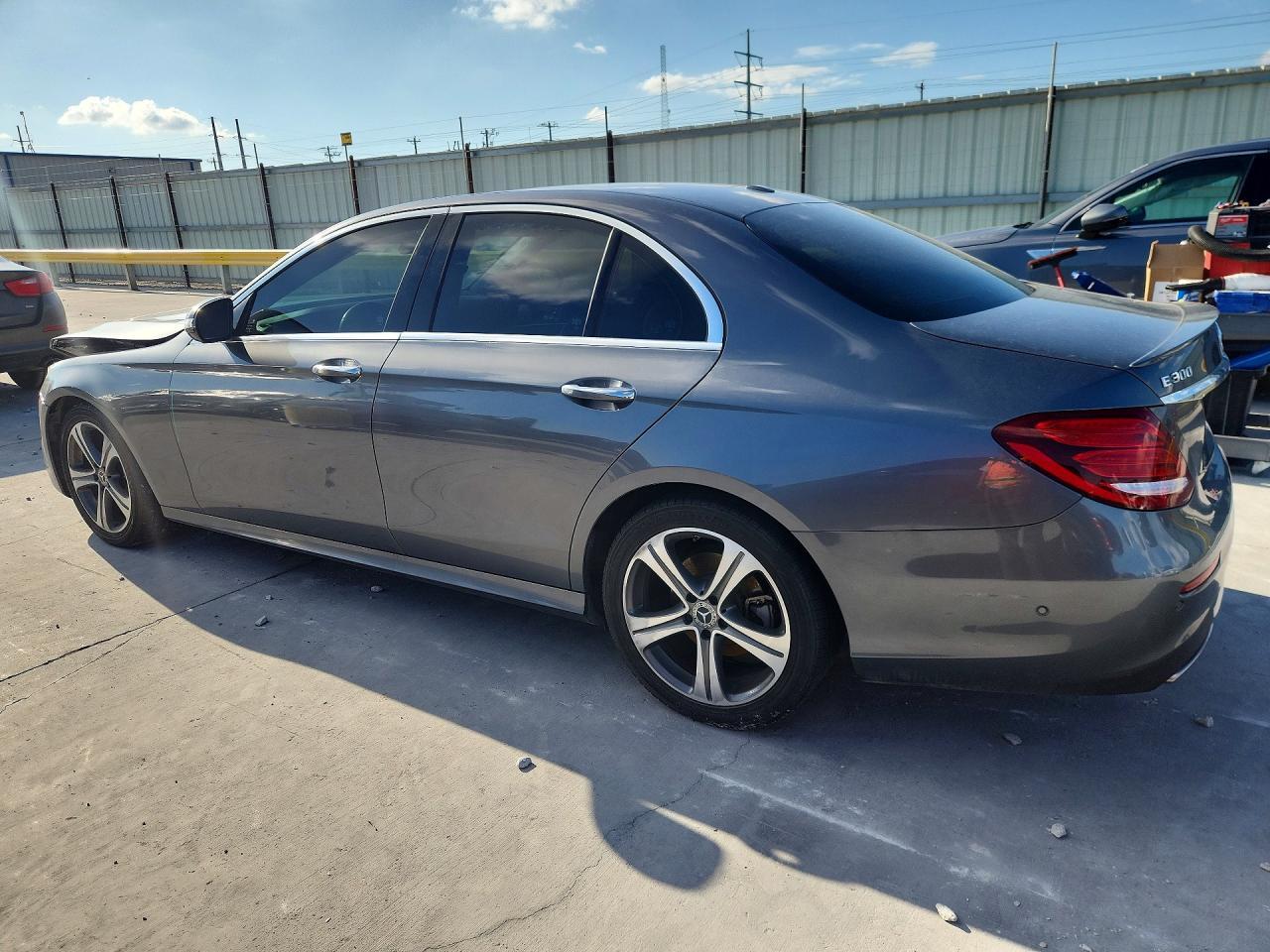 2018 Mercedes-Benz E 300 - Фото 2