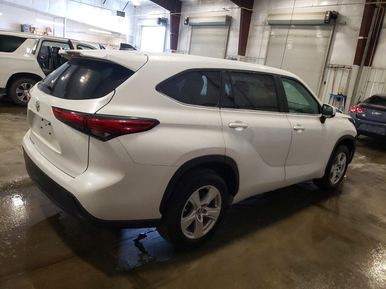 2023 Toyota Highlander L - Image 3
