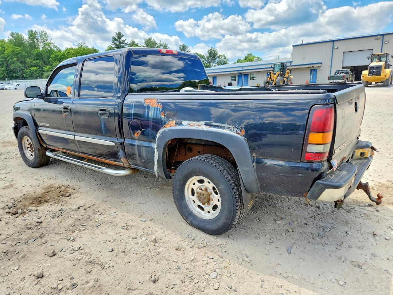 2005 GMC Sierra K2500 Heavy Duty - Image 2