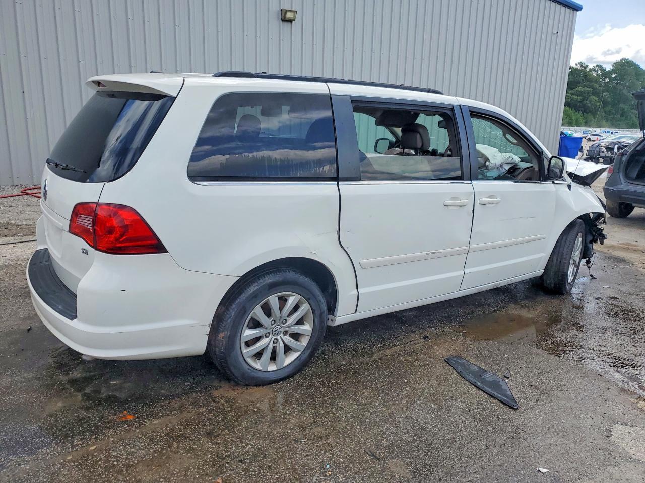 2012 Volkswagen Routan Se - Image 3