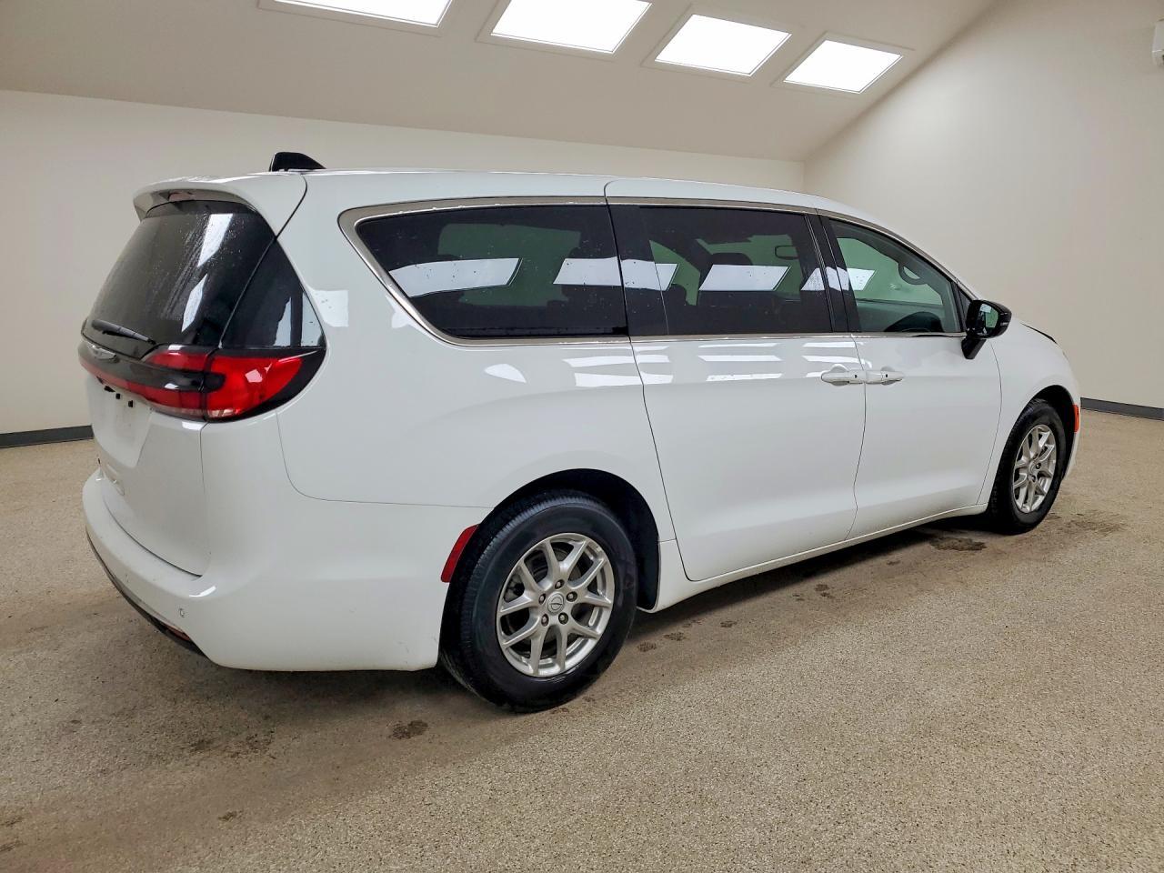 2026 Chrysler Pacifica Select - Image 3