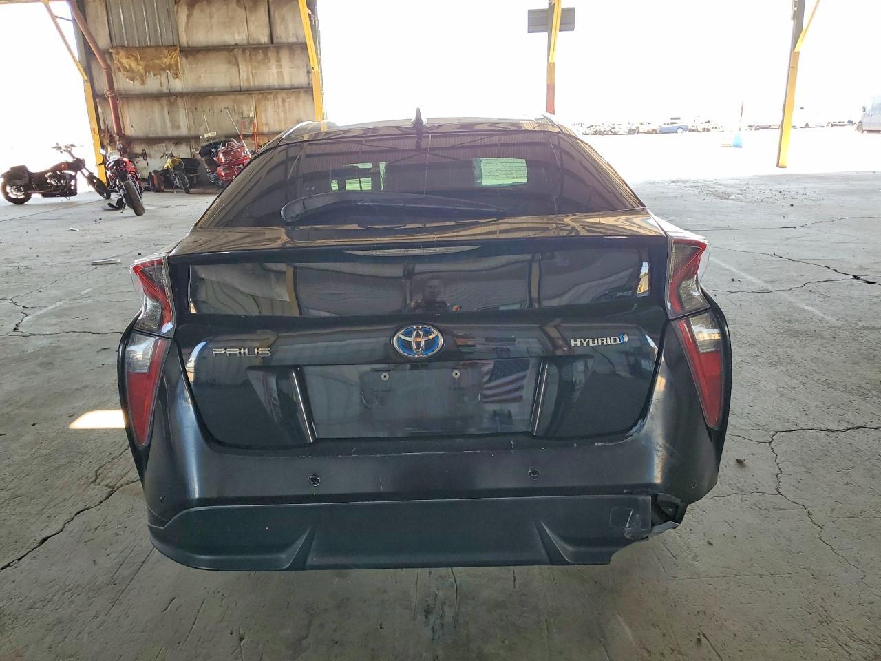 2017 Toyota Prius Three Touring - Фото 6