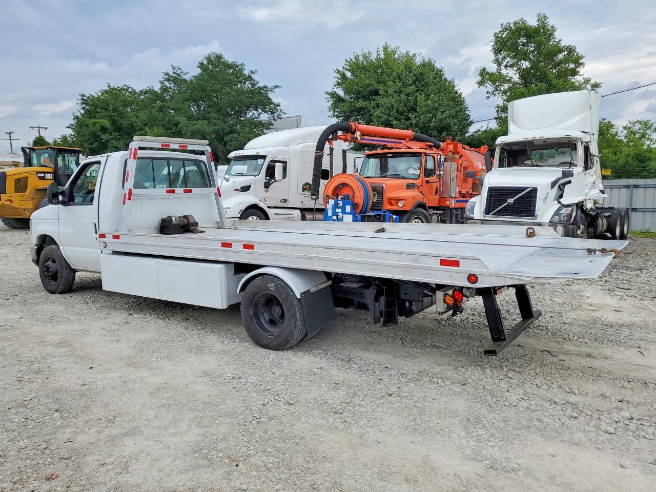 2017 Ford Econoline E450 Super Duty Cutaway Van - Image 2