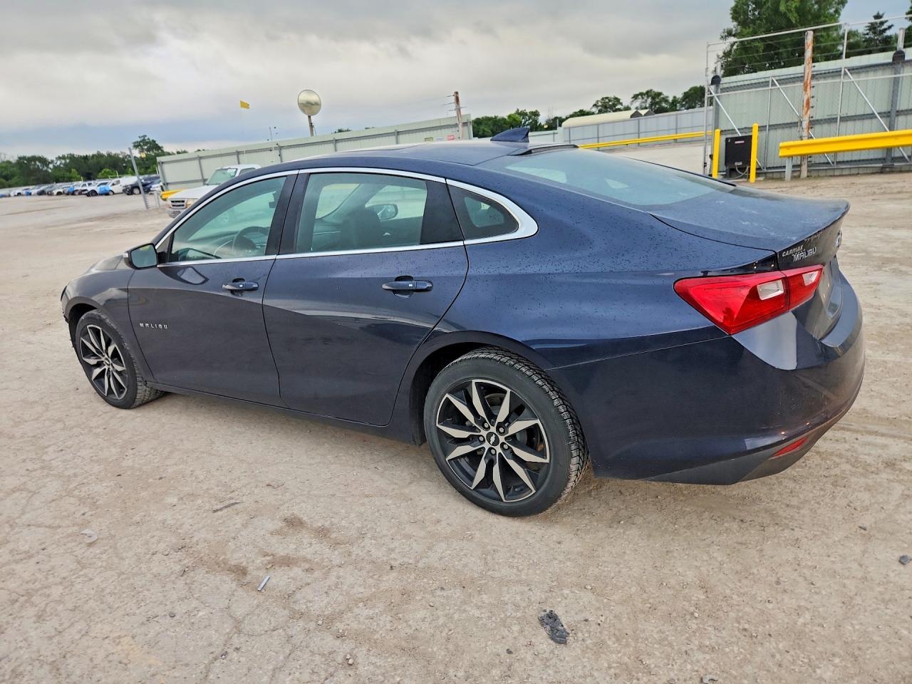 2018 Chevrolet Malibu Lt - Image 2