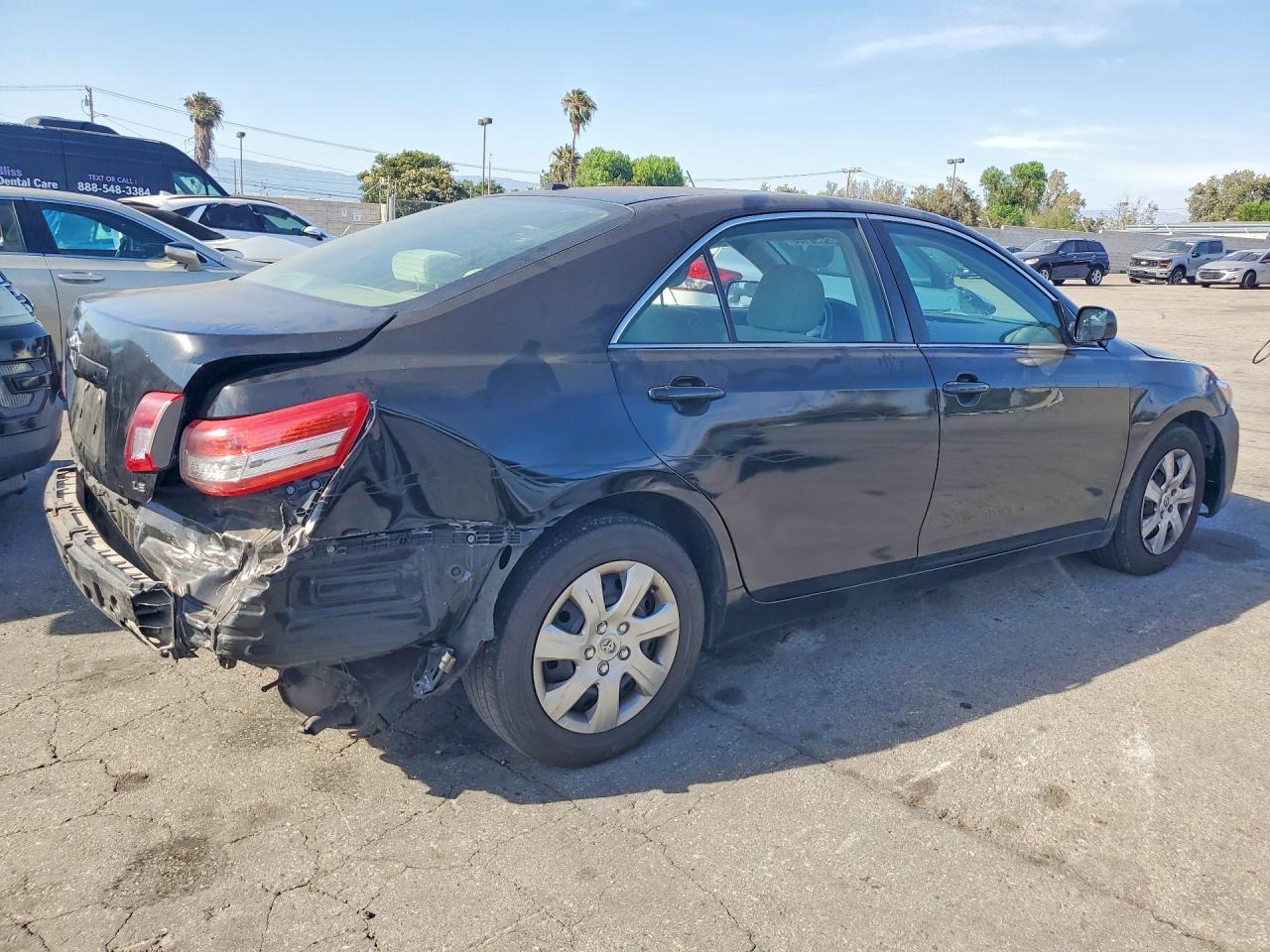 2011 Toyota Camry Le - Фото 3