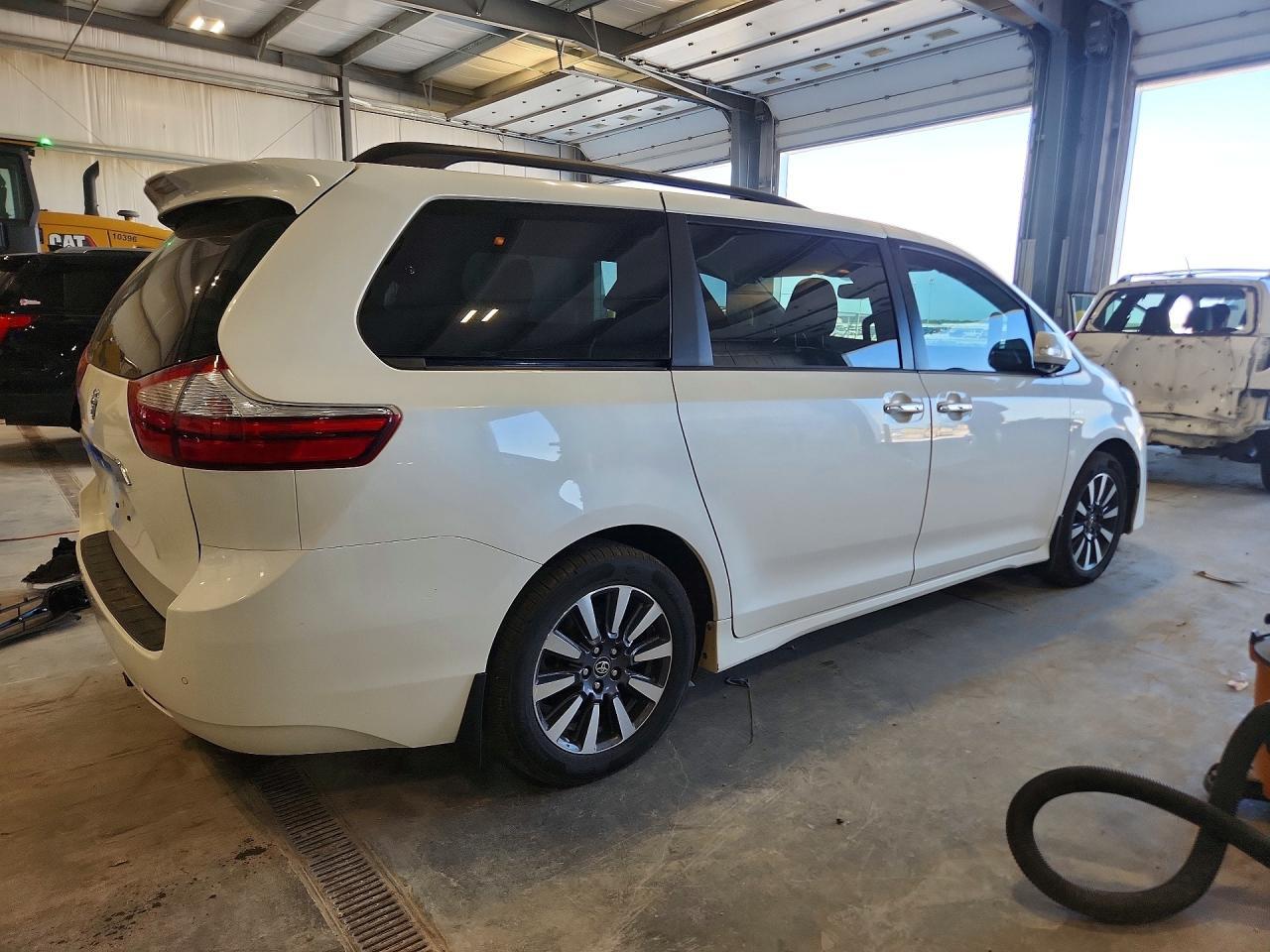 2018 Toyota Sienna Limited Premium 7-Passenger - Фото 3