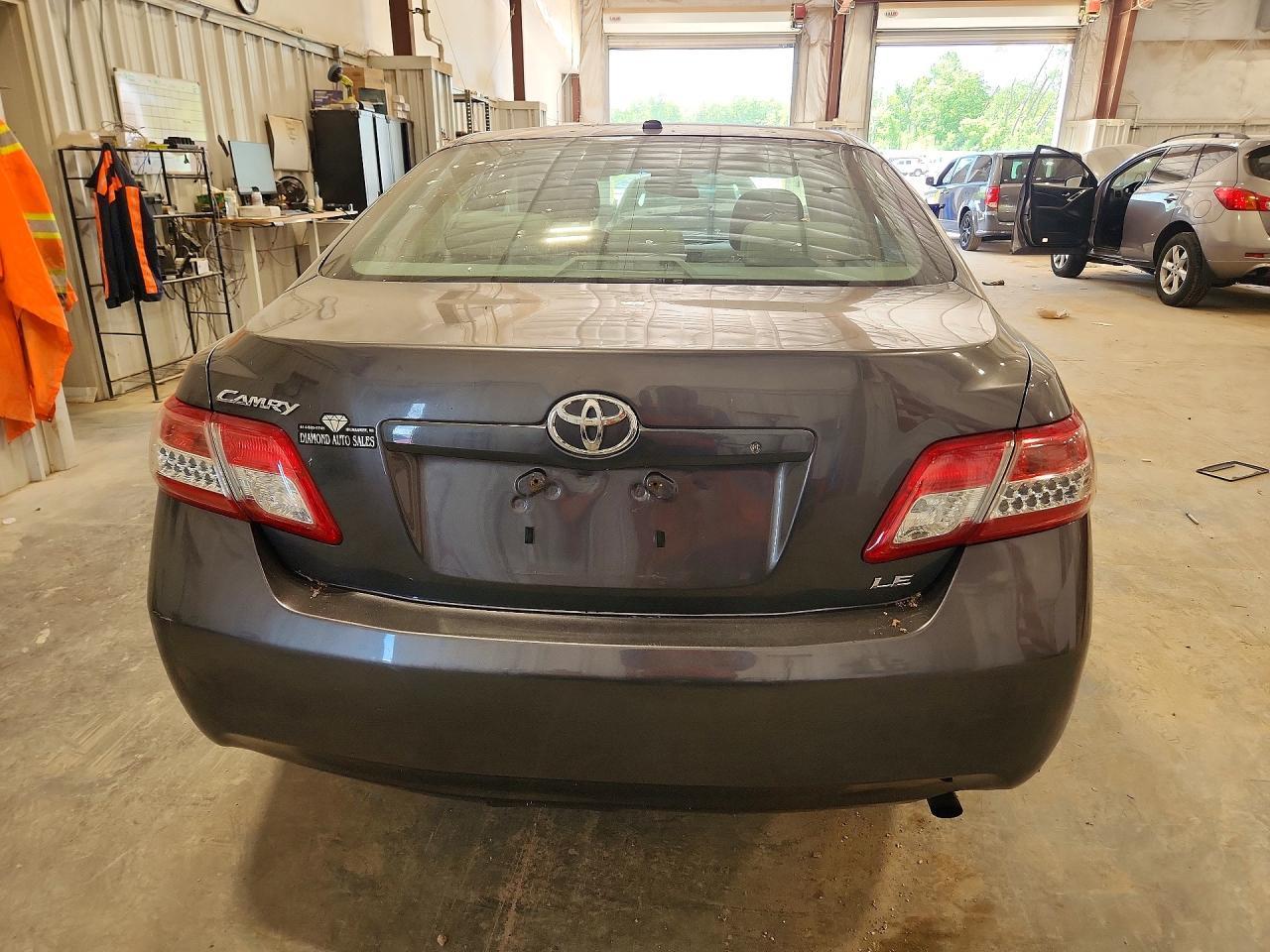 2011 Toyota Camry Le - Фото 6