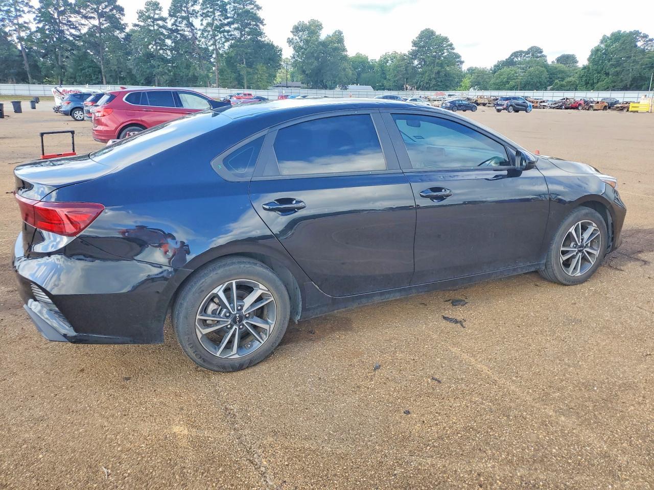 2023 Kia Forte Lxs - Image 3
