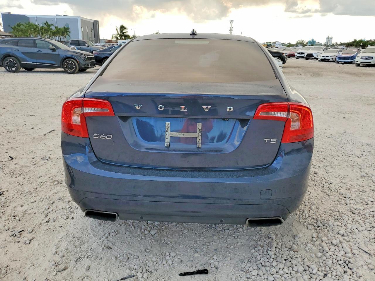 2015 Volvo S60 Platinum - Image 6