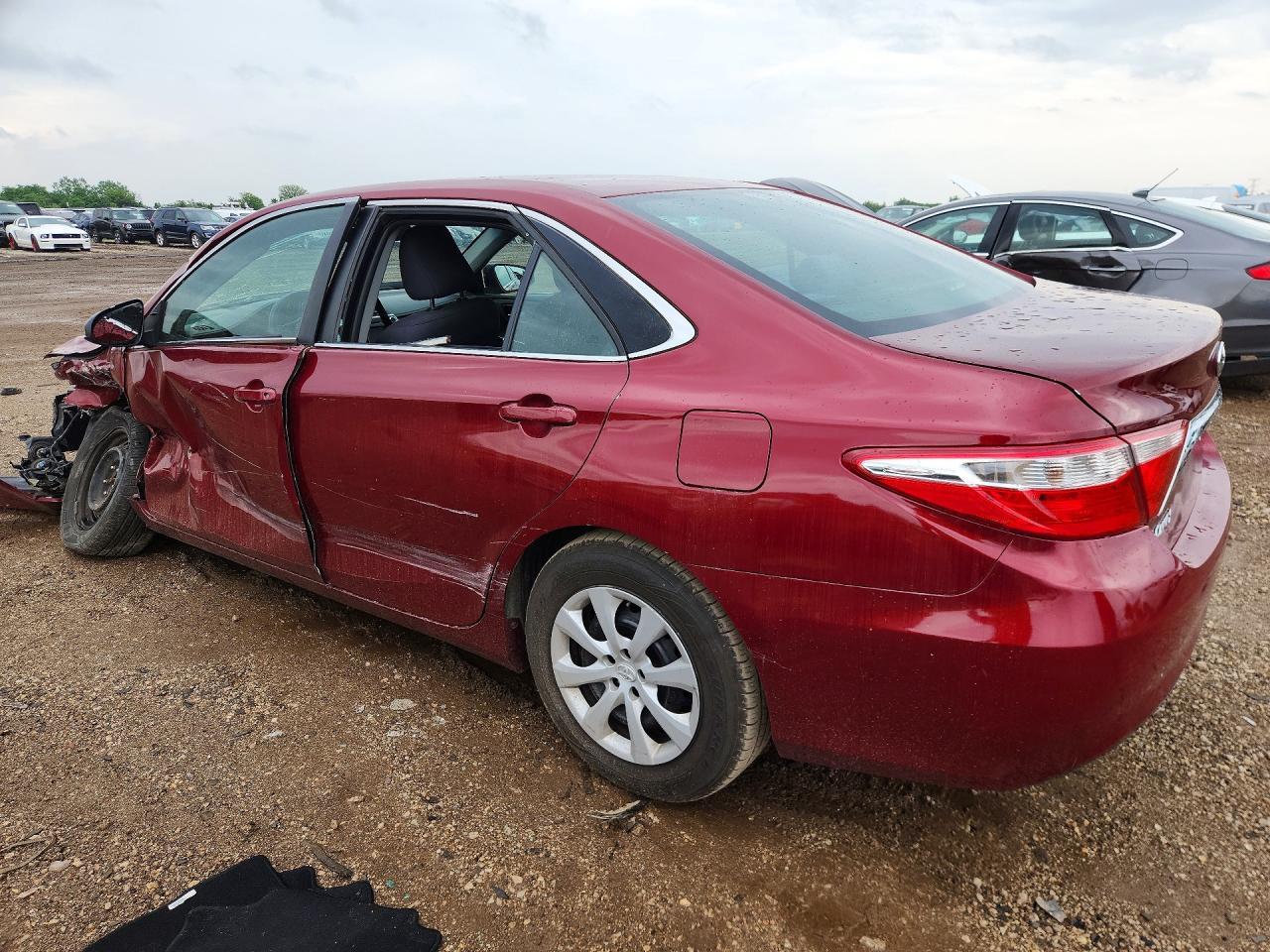 2016 Toyota Camry Le - Фото 2