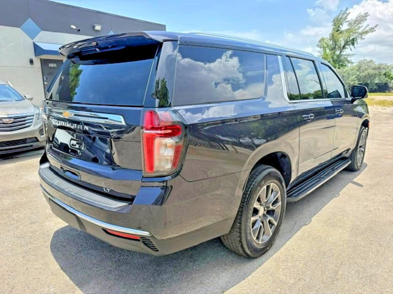 2023 Chevrolet Suburban C1500 Lt - Image 3