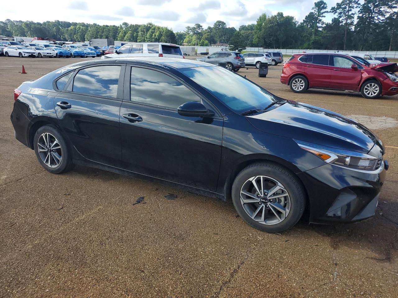 2023 Kia Forte Lxs - Image 4