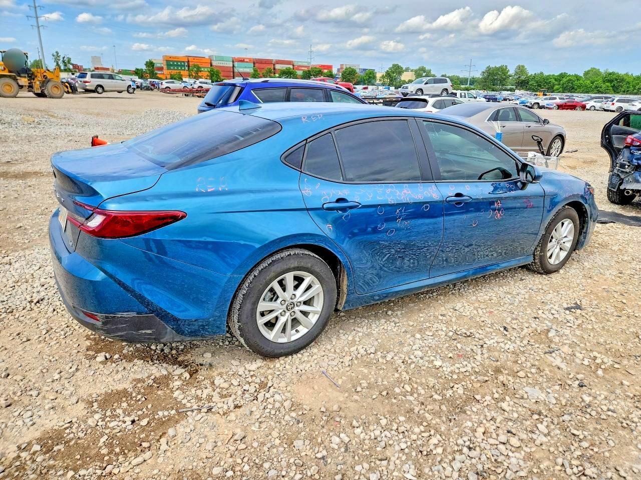 2025 Toyota Camry Le - Фото 3