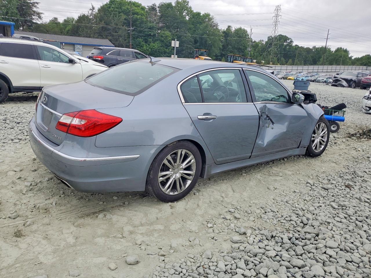 2014 Hyundai Genesis - Image 3