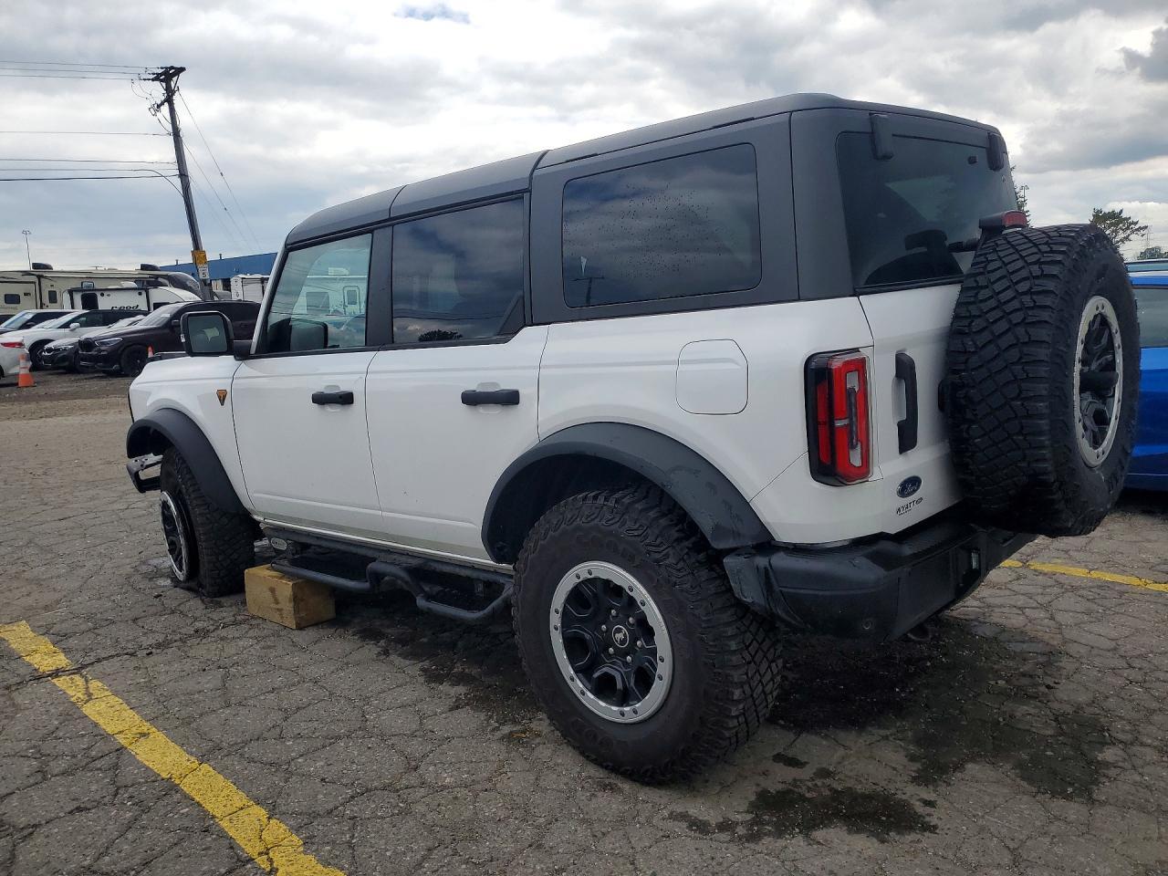 2024 Ford Bronco Badlands - Image 2