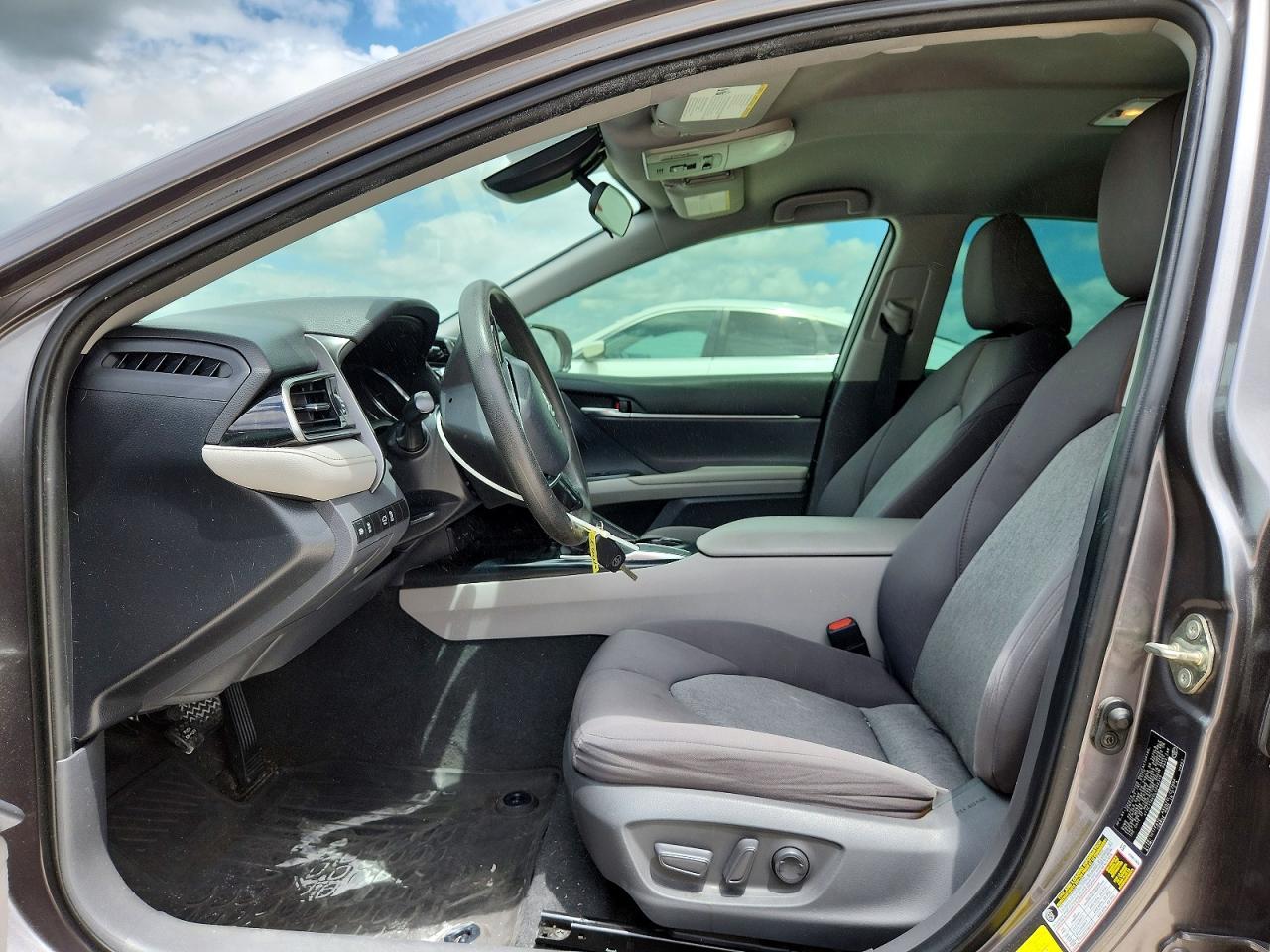2020 Toyota Camry Le - Фото 7