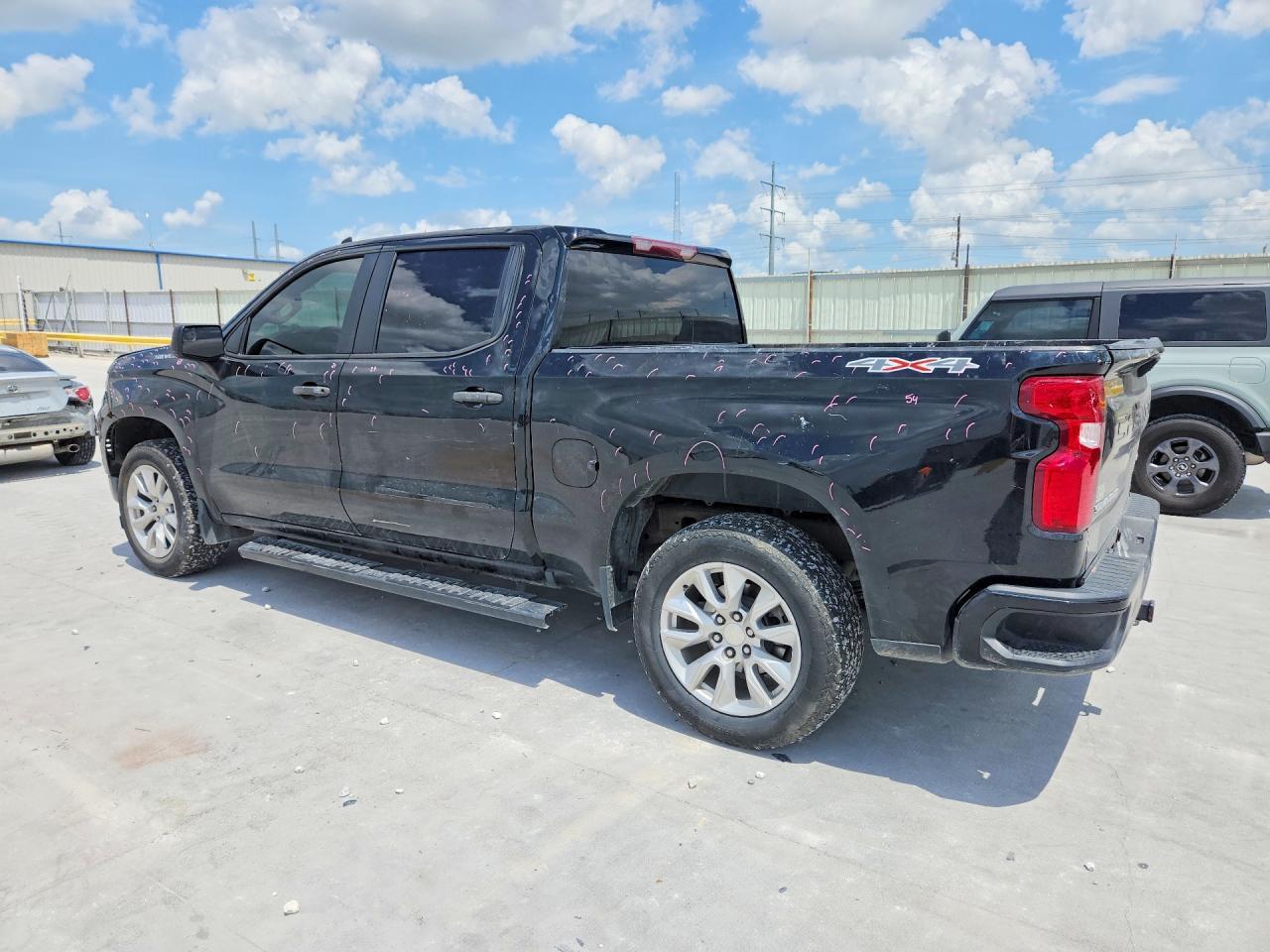 2022 Chevrolet Silverado K1500 Custom - Фото 2