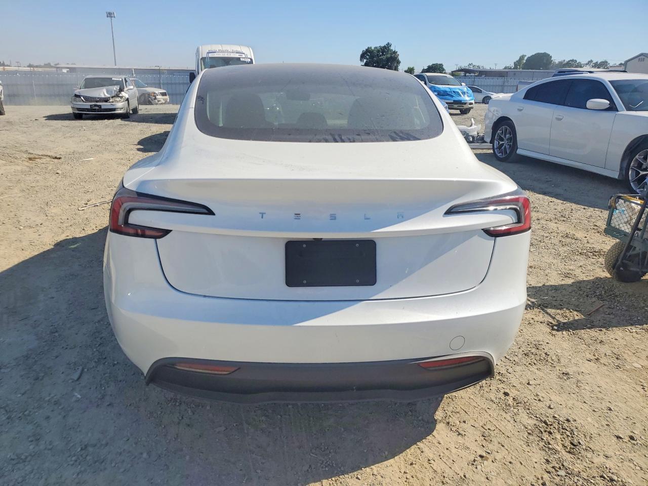 2025 Tesla Model 3 - Фото 6