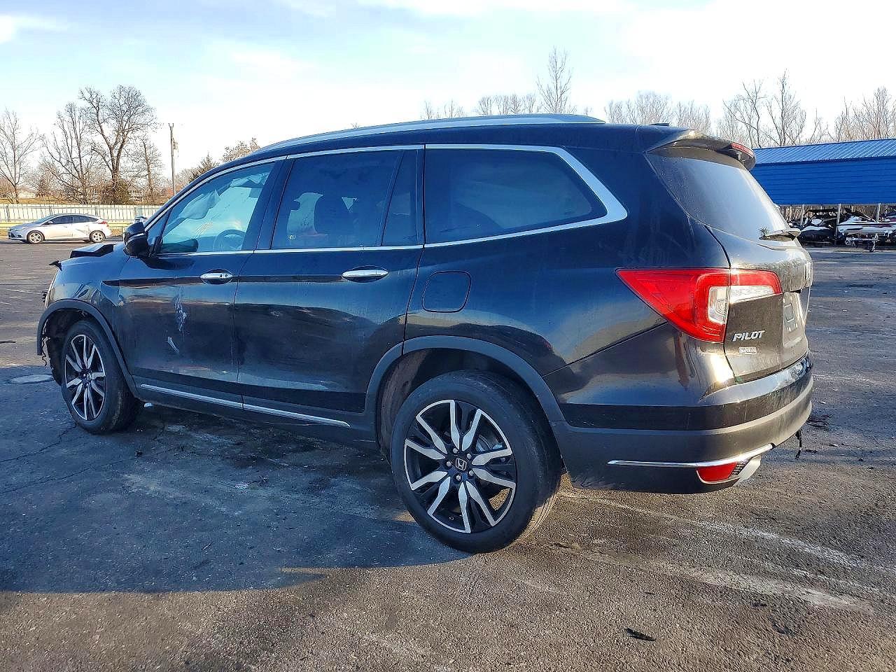 2022 Honda Pilot Touring - Image 2